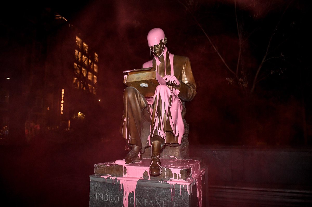 enr1ca's tweet photo. Ecco come una statua mediocre e discutibile acquisisce valore e diventa il simbolo di due epoche. 
Questa è arte. 

#NonUnaDiMeno @nonunadimeno #Montanelli #hackingpatriarchy #hacking #feminism #LottoMarzo #WomensMarch #8marzo2019 #metoo #arte https://t.co/xUu5ypGngM