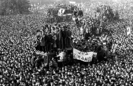 lacazachavista's tweet photo. #MegaApagón Rumania año 89 son líderes con toda la policia nacional en contra del pueblo y a favor del tirano. 800.000 personas protestaron y se cansaron llegaron a la casa presidencial cansados de 25 años De comunsimo! Fusilaron al presidente confiscaron todo! Así terminan https://t.co/BvxYSVnsqt