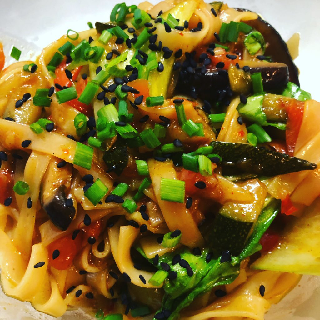 Wok de noodles #carta #noches #telefono #934666473  #restaurant #cinc #santacolomadegramenet #foodie #foodporn #food #restaurante #buenacocina #comer #menjar #gastronomia #santacoloma #yummy #grameneturismo #restaurant #cinc #SantaColomaGastronomica #picoftheday