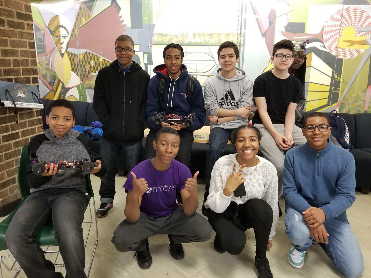 Ten80Ed's tweet photo. #WeRTen80 teams from @B3AST17 and @CorlissSTEMHS working together on their monthly pit crew challenge. #race #engineering https://t.co/ei7GVmz9Qa