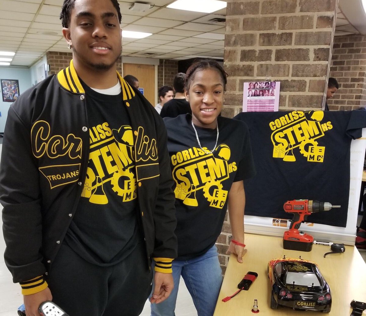 Ten80Ed's tweet photo. #WeRTen80 teams from @B3AST17 and @CorlissSTEMHS working together on their monthly pit crew challenge. #race #engineering https://t.co/ei7GVmz9Qa