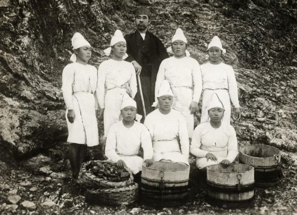 gjbpartners's tweet photo. Meet The Female Pearl-Divers of Japan: The 'Ama': Ama, which means "sea woman" in Japanese, have been diving in Japan for 2,000 to 3,000 years with records dating back to an 8th-century anthology of Japanese poetry: the Man'yōshū. Historically, women @ https://t.co/fYCl7JW574 https://t.co/vuURy0AZ5L