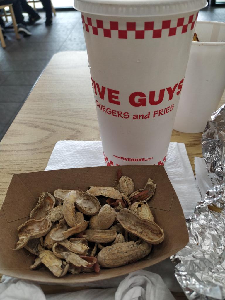 fsixto's tweet photo. Free peanuts... Whaaat! @vidamoderna @IgnatiusFarray https://t.co/l8Y7NzynV7