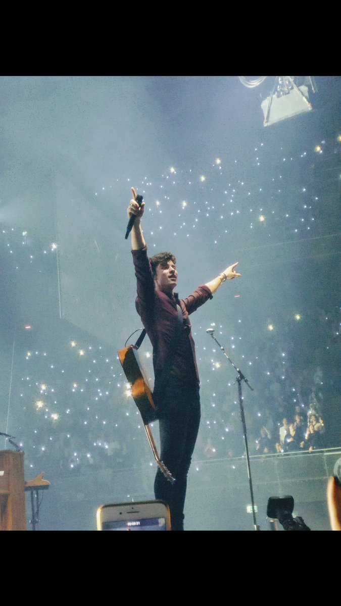 bnmccall's tweet photo. @ShawnMendes had the absolute best night yesterday ❤️🌸 #ShawnMendesTheTour https://t.co/xS9uYAsPjo