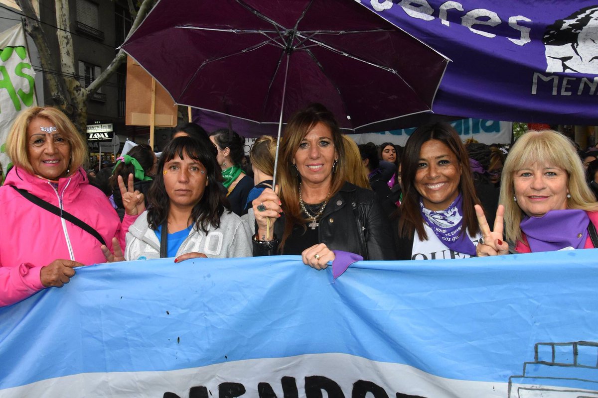 UnidxsPorLH's tweet photo. Unidas parando y marchando con el colectivo #MuchachasPeronistas Al grito de ¡vivas, libres y con trabajo nos queremos! 
#ConstruyendoUnidad
#ConstruyendoFuturo https://t.co/MwgpstkDLM