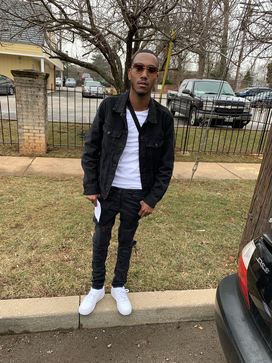 lorhatch_'s tweet image. Go and get the money, bust the safe open Stay away from broads, I gotta stay low Rest in peace my dawg, he got a halo 🙏🏾💵✨ #blakedasnake🐍 #freedareal🔓