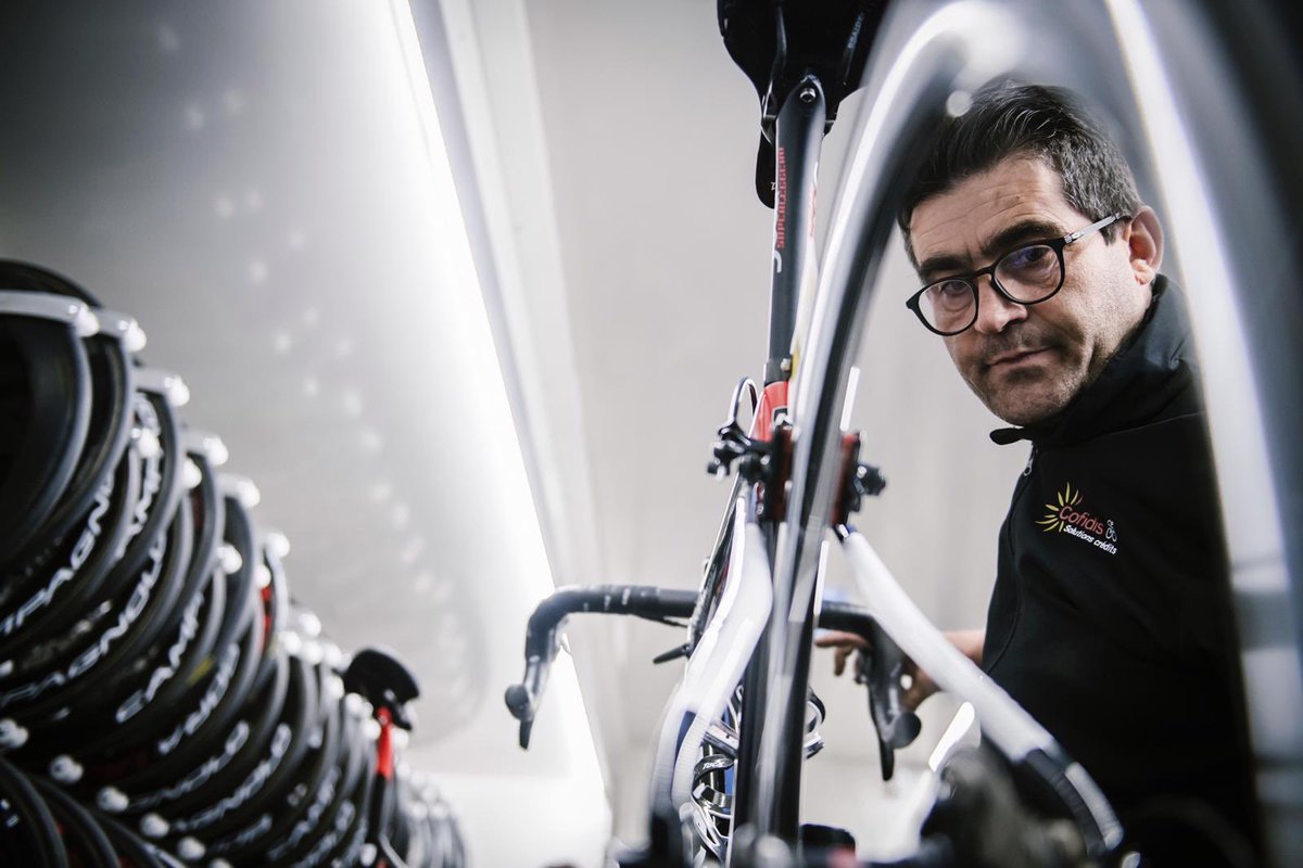 TeamCOFIDIS's tweet photo. J-1 avant le grand départ de @ParisNice ! Nos mécaniciens sont aux petits soins et veillent aux moindres détails👌🔧

#CofidisMyTeam #ParisNice 📷 @PaulineBallet https://t.co/NK9AfyUsmM