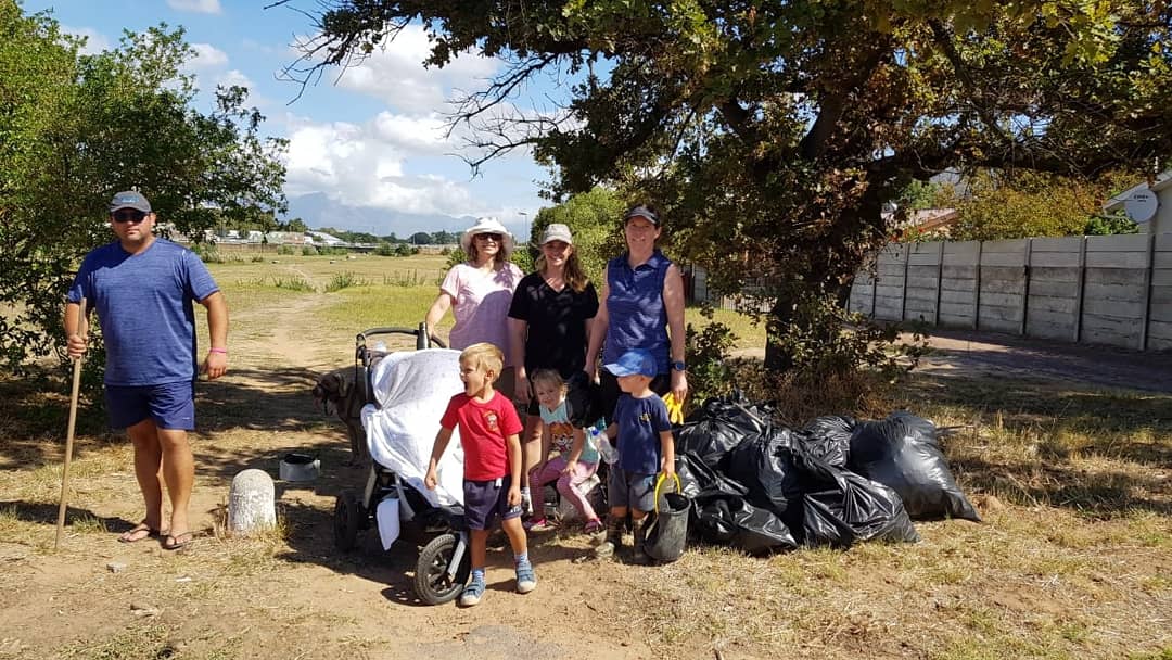 engel_nadia's tweet photo. 6 Adults and 3 toddlers and just over an hour. If each one spends just an hour each month picking up litter in their neighbourhood, we can win the battle! #GoodGreenDeeds @GovernmentZA https://t.co/WwAUox44s7