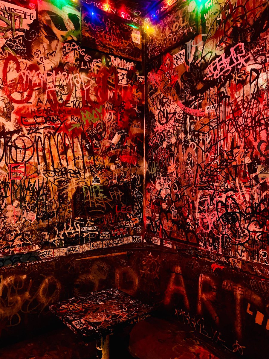 AlexiaBrown01's tweet photo. In the gloriously graffitied #ClockworkBar on the #LowerEastSide for some afternoon drinks... https://t.co/xfKmKpGg1n