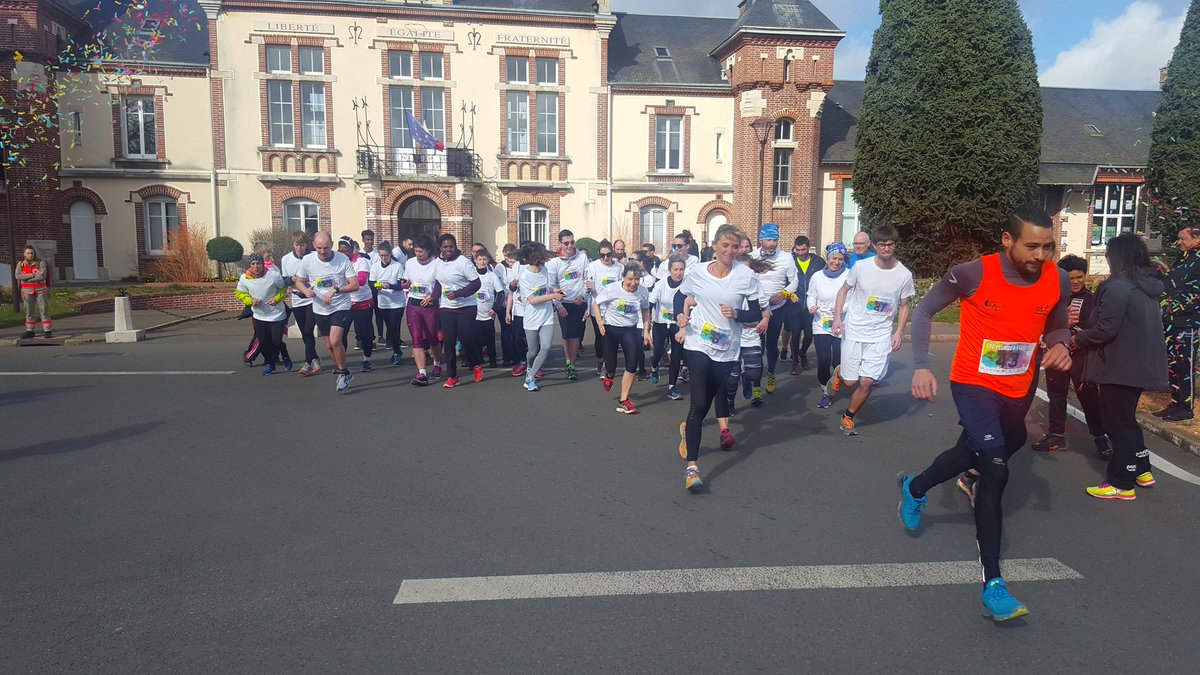 CseJv's tweet photo. Journée Internationale Des Droits Des Femmes. Notre première course organisée dans les rues de @Mainvilliers28. Une soixantaine de personnes présentes pour cette course pour l'égalité. LÉO PLURIEL.E.S COLOR. Bravo aux participants. https://t.co/NxFAkxy8ru