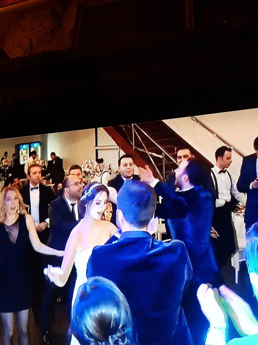 Şuan alaçatıda, bir butik işletmecinin evinde 5 erkek ve 1 kadın, düğün vidyomu izliyoruz.