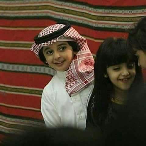 واذا التقت عين الخليل خليلها 
           وسط الحشود فليس للنطق ثمن
 تكفي تعابير الوجوه كأنها
         انهار شوق فاض من فرط الشّجن