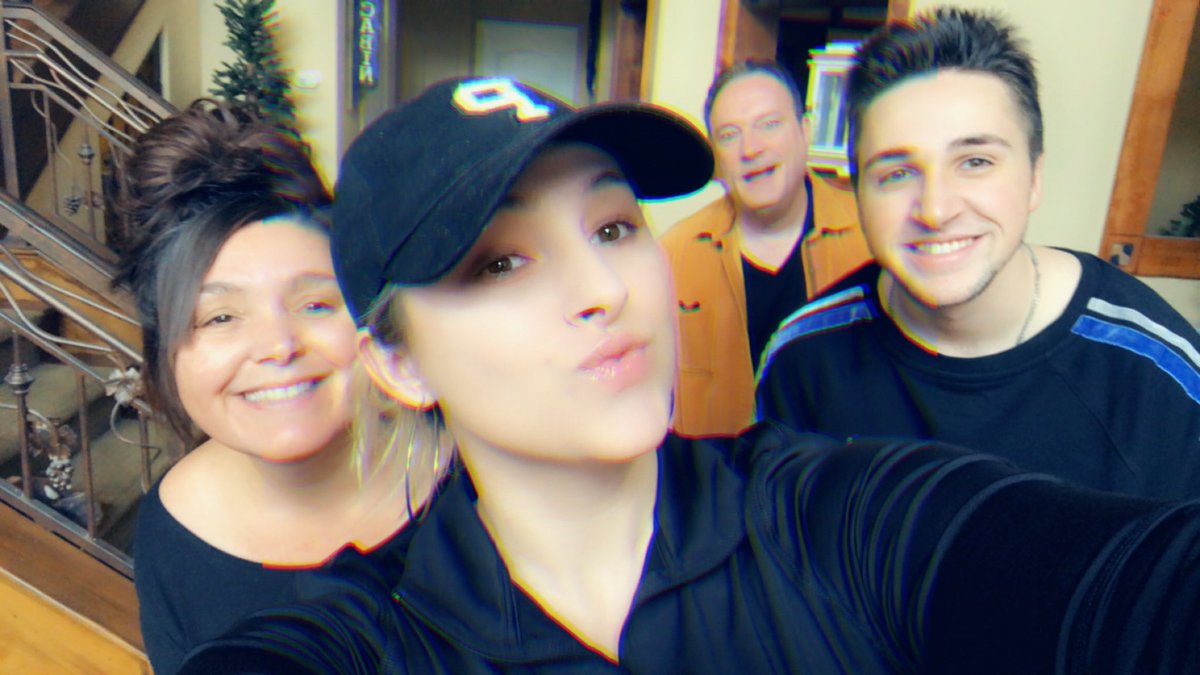 realmandyrain's tweet photo. meet my squad 🖤 https://t.co/tFaCzniuP5