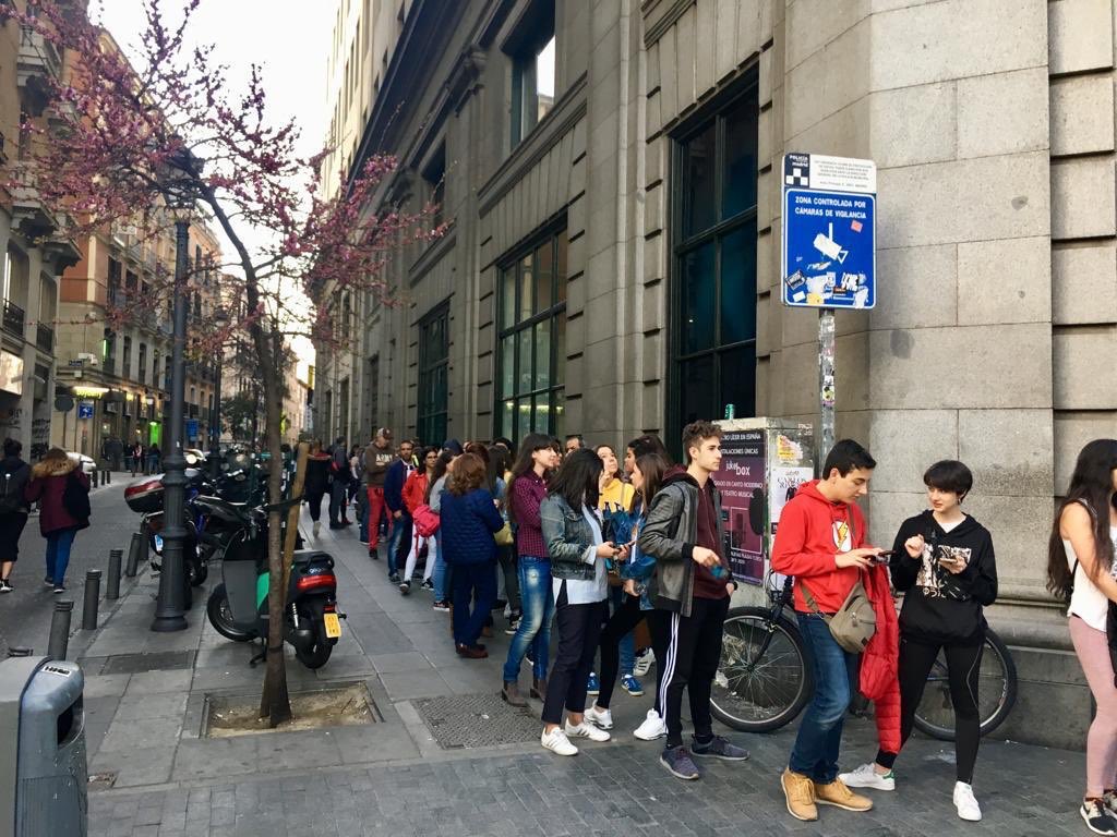AitorGoy's tweet photo. La flagship de @Telefonica hasta arriba de gente joven para bailar con @FAMAabailarCero #liandolaparda @cburzako @lamaspiu https://t.co/UNxFfsId6h