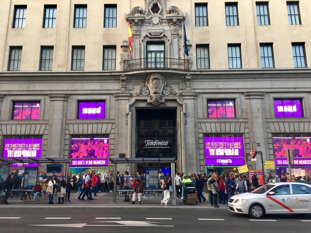 AitorGoy's tweet photo. La flagship de @Telefonica hasta arriba de gente joven para bailar con @FAMAabailarCero #liandolaparda @cburzako @lamaspiu https://t.co/UNxFfsId6h