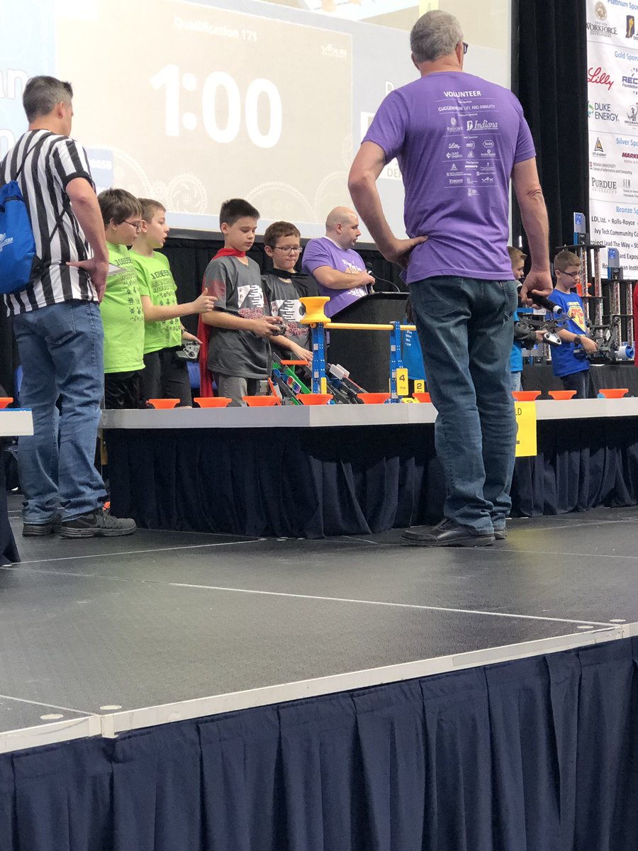 CIArobotics's tweet image. Two rounds left, and still having a great time!! #vexiq #nextlevel #robots #CIArocks #WEaretheKEY