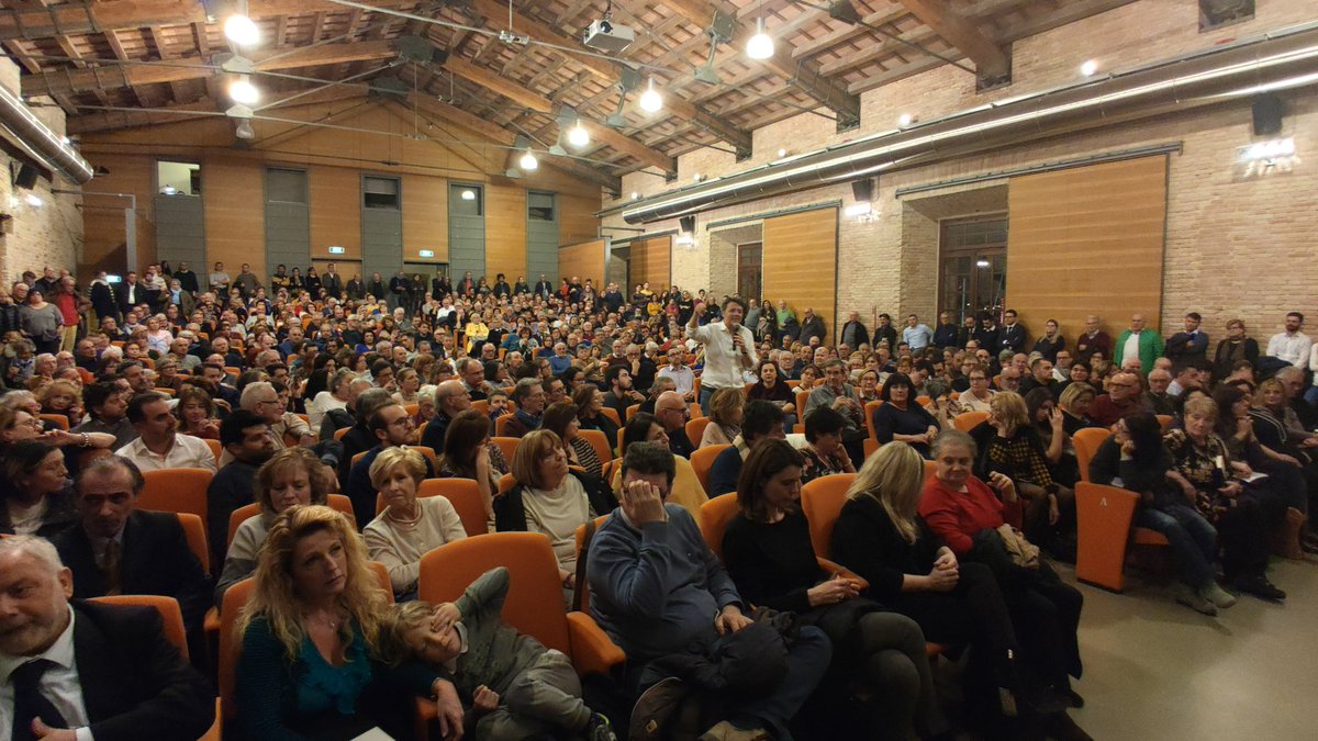 matteorenzi's tweet image. Continua il cammino di #UnAltraStrada. Centinaia di persone a Empoli, Prato, Città di Castello, Civitanova Marche, Ancona. Poi Fano e Pescara. Sempre un’emozione stare in mezzo a tanta gente appassionata
Ps Il libro è sempre 1° in saggistica e 3° in classifica generale. Grazie 😊