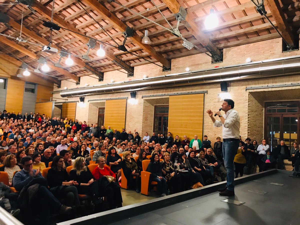 matteorenzi's tweet image. Continua il cammino di #UnAltraStrada. Centinaia di persone a Empoli, Prato, Città di Castello, Civitanova Marche, Ancona. Poi Fano e Pescara. Sempre un’emozione stare in mezzo a tanta gente appassionata
Ps Il libro è sempre 1° in saggistica e 3° in classifica generale. Grazie 😊