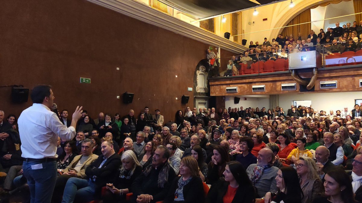 matteorenzi's tweet image. Continua il cammino di #UnAltraStrada. Centinaia di persone a Empoli, Prato, Città di Castello, Civitanova Marche, Ancona. Poi Fano e Pescara. Sempre un’emozione stare in mezzo a tanta gente appassionata
Ps Il libro è sempre 1° in saggistica e 3° in classifica generale. Grazie 😊