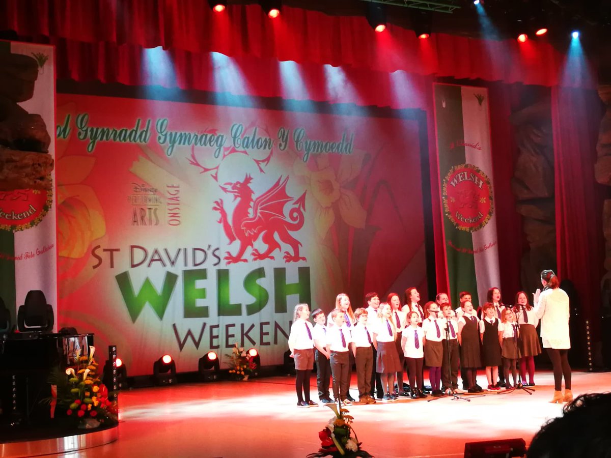 calonycymoedd's tweet image. Rhannu llwyfan gyda @onlymenaloud / Performing on the same stage as @onlymenaloud at #EuroDisney Prowd iawn!! Da iawn blant! 🏴󠁧󠁢󠁷󠁬󠁳󠁿