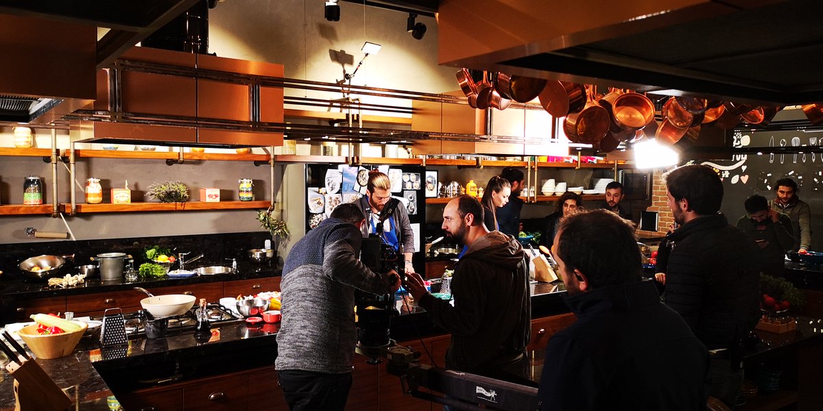 soffamutfak's tweet photo. Soffa, Erkenci Kuş ekibini misafir etti. Heyecanla beklenen Erkenci Kuş'un 33. bölümü Soffa Mutfak Atölyesi'nde çekildi. #KararınıVer #ErkenciKuş https://t.co/IKEL5SgjfI