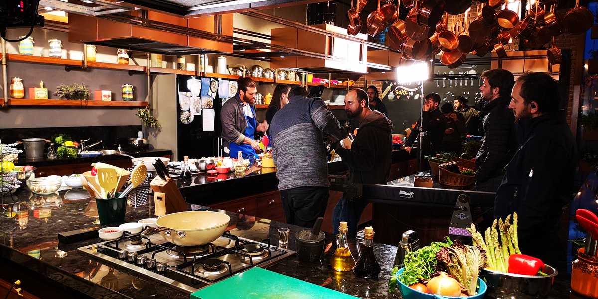 soffamutfak's tweet photo. Soffa, Erkenci Kuş ekibini misafir etti. Heyecanla beklenen Erkenci Kuş'un 33. bölümü Soffa Mutfak Atölyesi'nde çekildi. #KararınıVer #ErkenciKuş https://t.co/IKEL5SgjfI