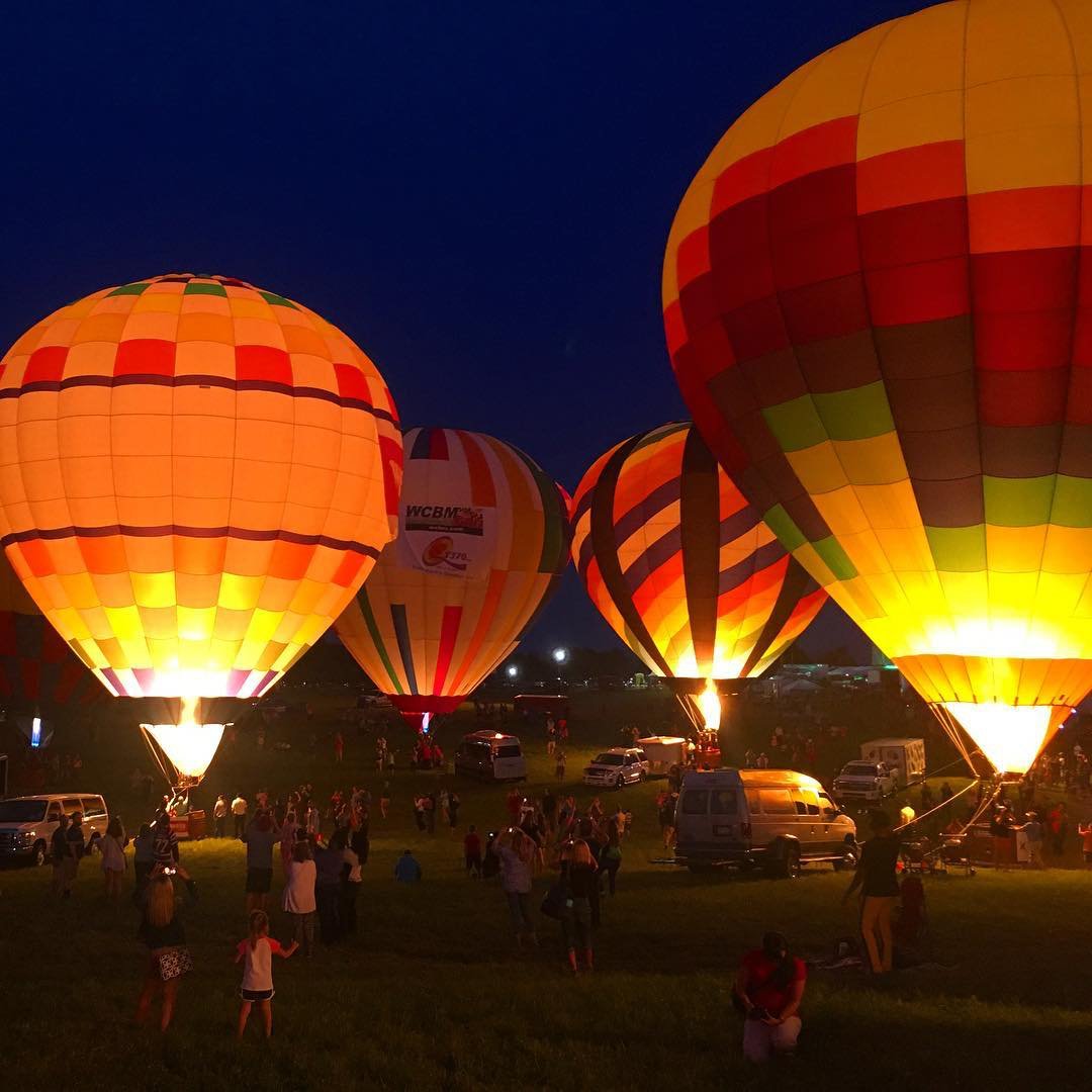 preaknessfest's tweet photo. Evening balloon glow might be one of our favorite balloon activities! Make sure to stay a little later to experience it this year! 🎈🌌

#hotairballoons #throwback #maryland #preakness #marylandfestivals #howardcounty #hotairballoonrides #preaknessfestival #familyday #family https://t.co/VPKZHeaGyH