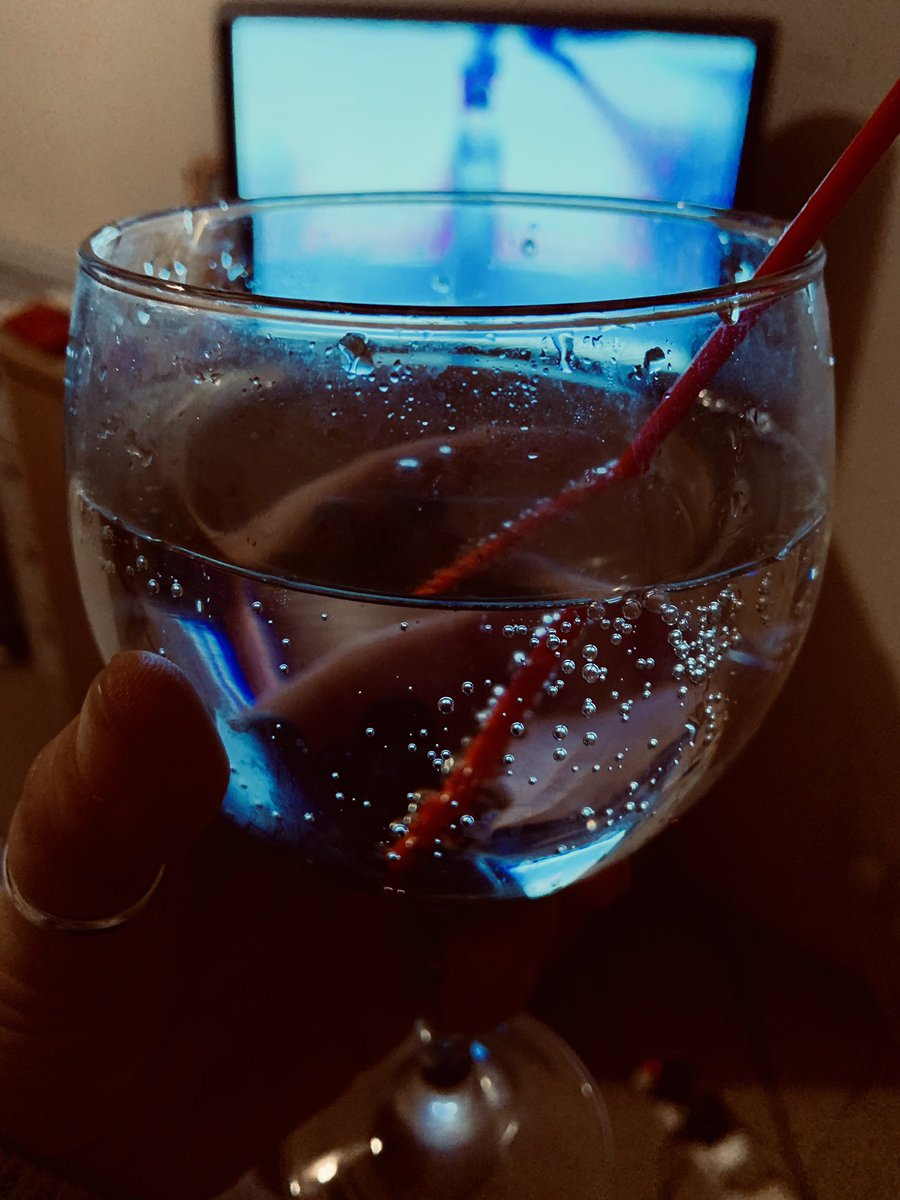 TheMissAliQ's tweet photo. @ali_sendall @laura_D_81 Cheers! 🍸🤘🏼#largelemonade 😘 https://t.co/Ul6QSQycKJ