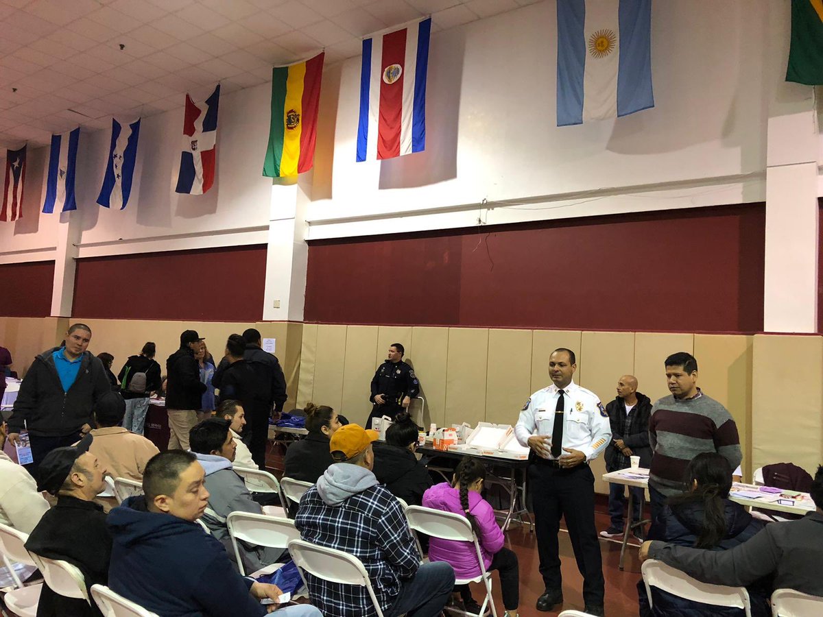 ConsulmexFila's tweet photo. Durante el #ConsuladoMóvil en Wilmington, DE se llevó a cabo el evento #CupWithACop, el cual busca acercar a la comunidad mexicana con autoridades de @WilmingtonPD. https://t.co/JcvD6BWHqV