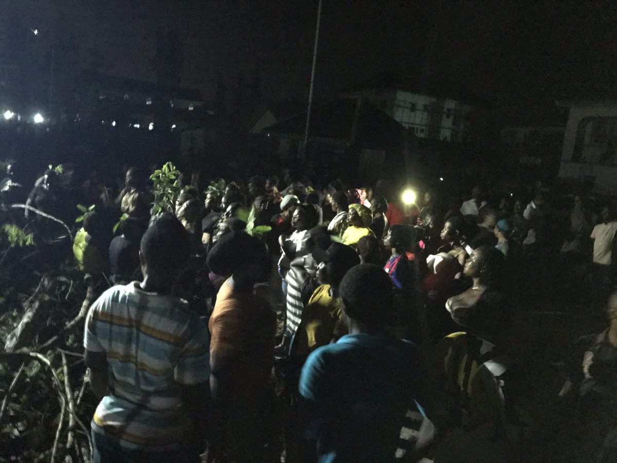 ibibofori's tweet photo. #OGU001

Women of Ogu Community protesting 

Their vote is about to be snatched. https://t.co/btpyzmLoi5