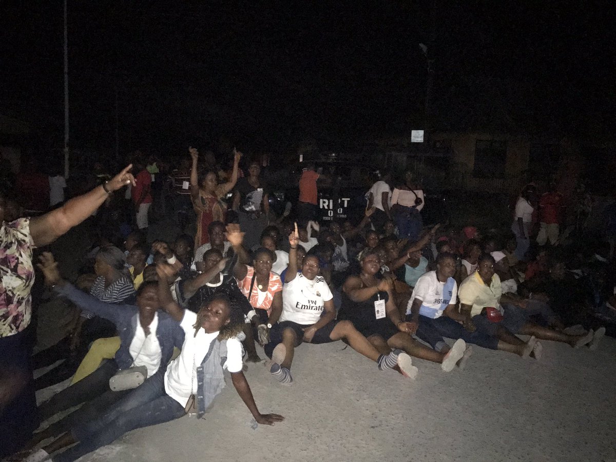 ibibofori's tweet photo. #OGU001

Women of Ogu Community protesting 

Their vote is about to be snatched. https://t.co/btpyzmLoi5