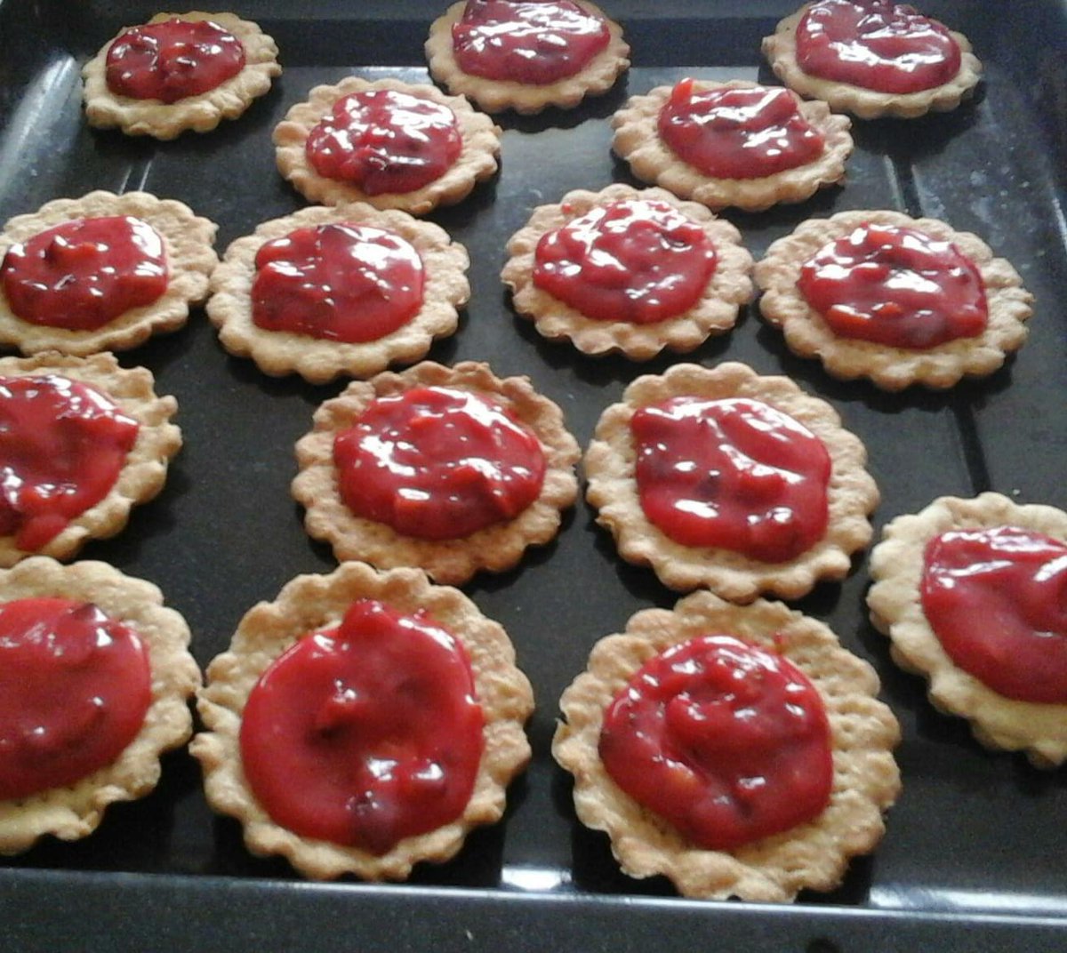 Bisou93's tweet image. Pendant que je code, ma femme cuisine des tartelettes aux pralines
#CodeALaMode @CodinGame