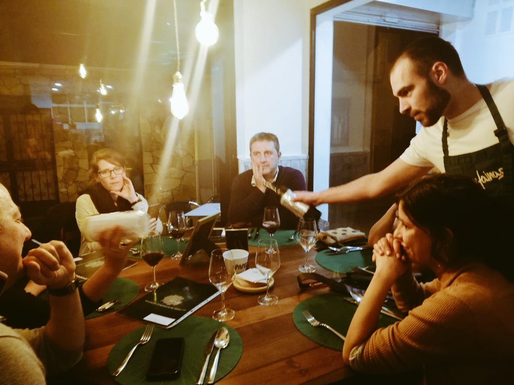 AEVA_Valdeorras's tweet image. En el Restaurante #Chanfainas el jurado ha probado Croquetón de #botelo y Ensalada templada de sardinas con un vino tinto de la @CRDOValdeorras propuesto por el restaurante para el I #concurso de #maridanza de las #XornadasGastronomicas
do #Entroido de #OBarco