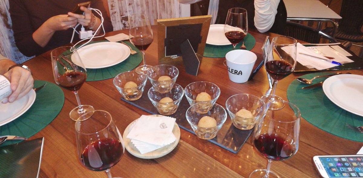 AEVA_Valdeorras's tweet image. En el Restaurante #Chanfainas el jurado ha probado Croquetón de #botelo y Ensalada templada de sardinas con un vino tinto de la @CRDOValdeorras propuesto por el restaurante para el I #concurso de #maridanza de las #XornadasGastronomicas
do #Entroido de #OBarco