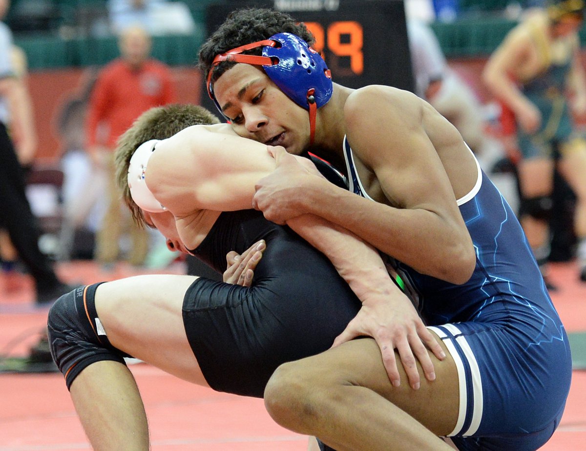 ErinMcL_photo's tweet photo. Sandusky's Elijah Hunter finishes in 3rd place in Division II 132 at the individual state tournament in Columbus on Saturday. It was also Coach Sartor's final match as coach. More photos: https://t.co/49hDgJRnUl @gobluestreaks @_SHSWrestling https://t.co/P2eV9y1bqU