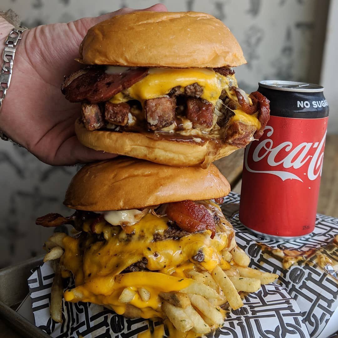 arquivoearte's tweet photo. Um hamburgão desse e uma coca cola geladinha, tudo que eu queria agora 😋🤤🍔🥤 @CocaCola_Br 
#QueFomeBooa  #MasterChefBR #repost  #followback #follow #FOLLOWTRICK #followme
 #Retweet 
 #SabadoDetremuraSDV
 #EuEntreiNoTwitterPra https://t.co/44LSgHtVPr