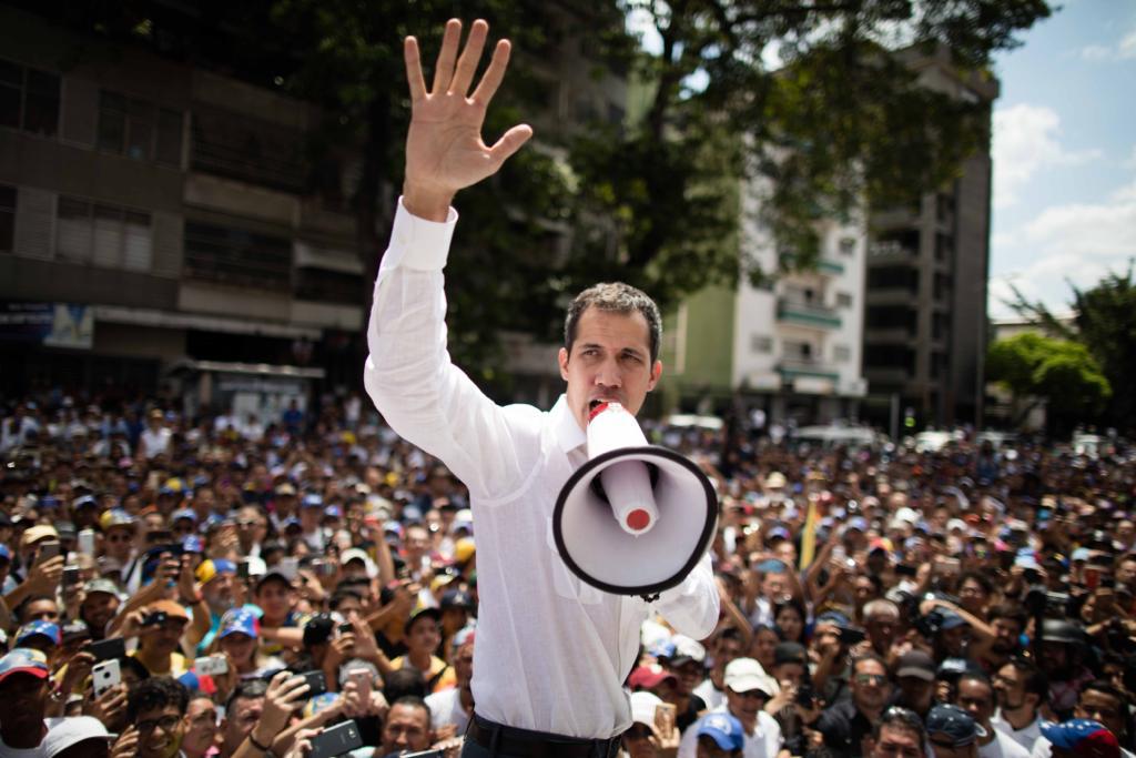 carlaangola's tweet photo. #HaceMinutos @jguaido “A los q hablan del artículo 187 #11, de llamar a coalición internacional, les digo que hay q ser responsables; esa opción está sobre la mesa, pero yo no sería digno del cargo que me ha tocado desempeñar si no les dijera claramente..." 1/2 Foto: Presidencia https://t.co/rk1ahCLvVw