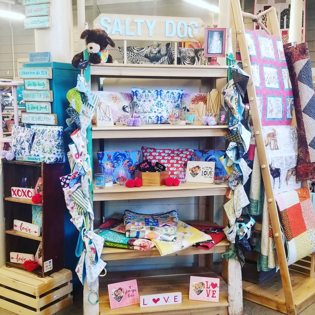 TheSaltyDog2016's tweet photo. Lots to see at the Salty Dog in Maritime Mosaic, Dayle's Market, Amherst, NS! Come check us out!

#maritimemosaic #novascotia #homemade #madewithlove #quilts #quiltsofinstagram #bags #signs #cricut #glass #glassware #wineglasses #babyquilt #decals #vinyldecals #koozies https://t.co/kdPH6W9Sx6