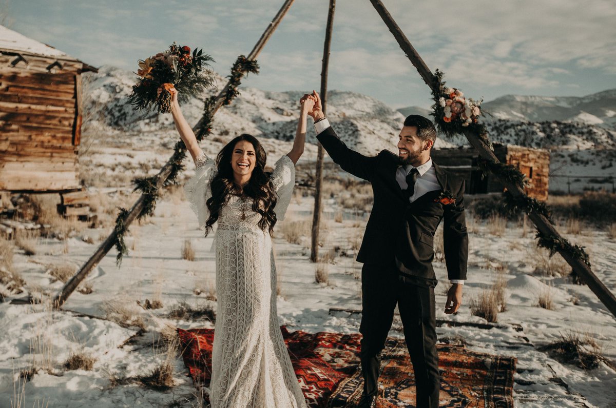 Today’s #boho-inspired #styledshoot is complete with the steamy #MysticHotSprings + snowy #Utah views → buff.ly/2TZIOeU Image by Dallin and Cienna Hassard