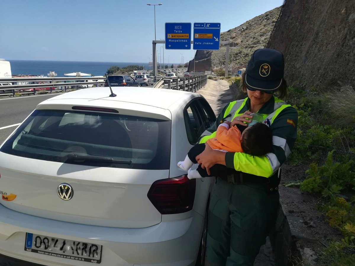 Su papá había sufrido un amago de infarto mientras conducía y la mamá estaba nerviosa. Nuestra compañera del Subsector de Tráfico de la <a href="/guardiacivil/">Guardia Civil</a> de #LasPalmasGranCanaria no dudo en hacerse cargo del bebé y darle de comer. Un auxilio en carretera de lo + peculiar
#Benemérita
