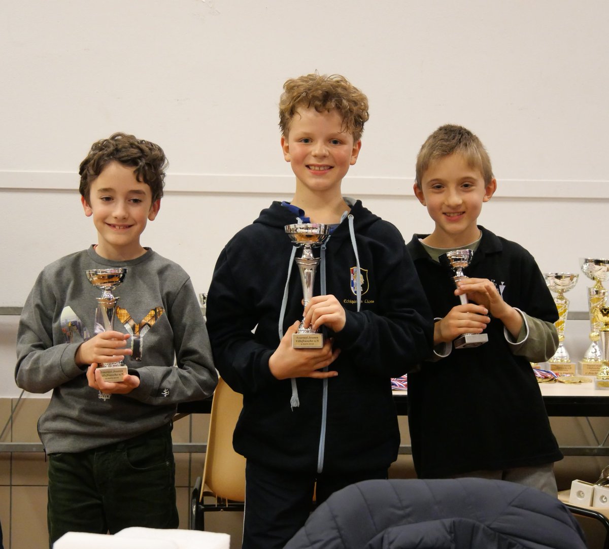 EcDesLions's tweet image. Rapide de Calade du circuit jeune du @CRMLEchecs : Sarah seule en tête, gagne le tournoi, pour clôturer cette semaine au féminin #echecs. Lucas, Maxandre, Guillaume, Lou-orphé, Luca, l&apos;accompagne sur les podiums de catégorie. Bravo la Lionne et les Lions