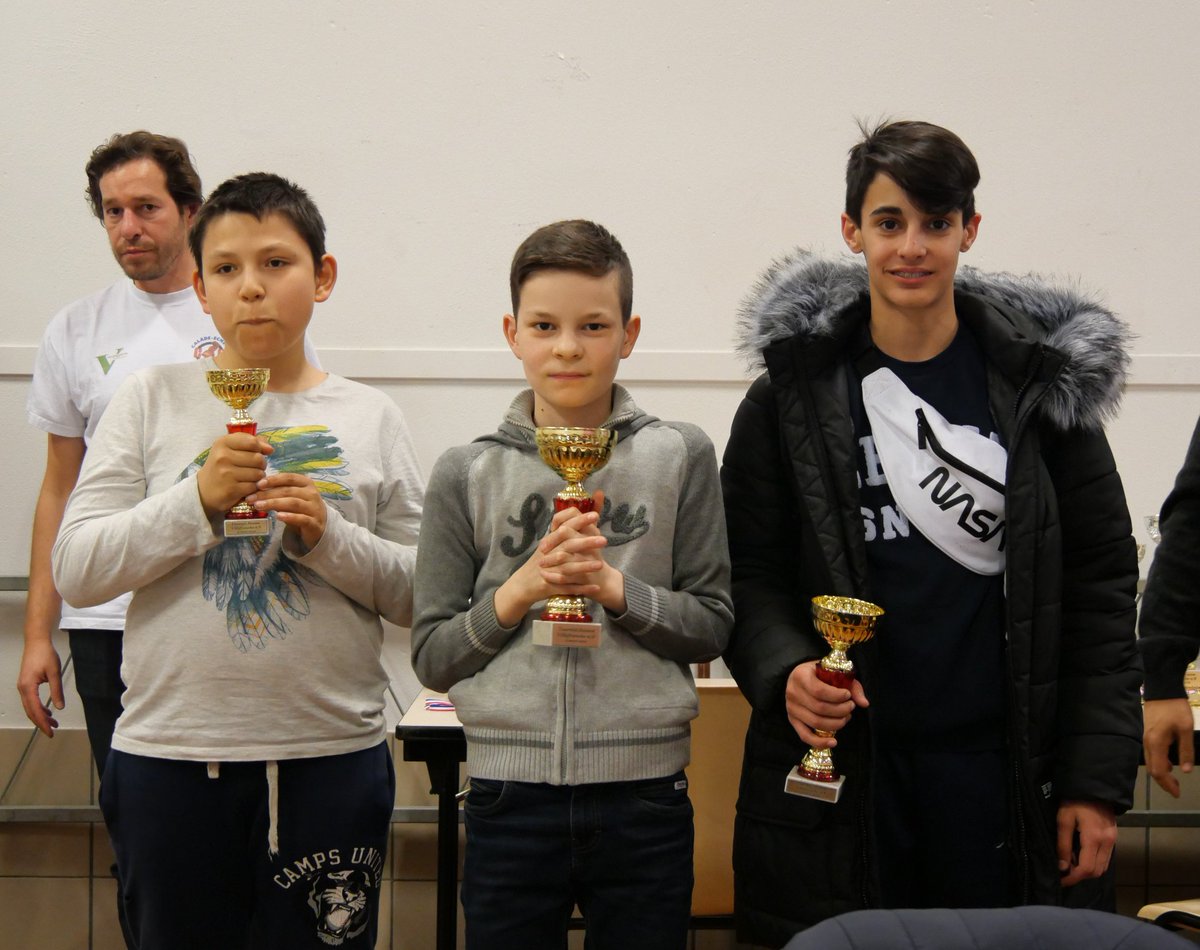EcDesLions's tweet image. Rapide de Calade du circuit jeune du @CRMLEchecs : Sarah seule en tête, gagne le tournoi, pour clôturer cette semaine au féminin #echecs. Lucas, Maxandre, Guillaume, Lou-orphé, Luca, l&apos;accompagne sur les podiums de catégorie. Bravo la Lionne et les Lions