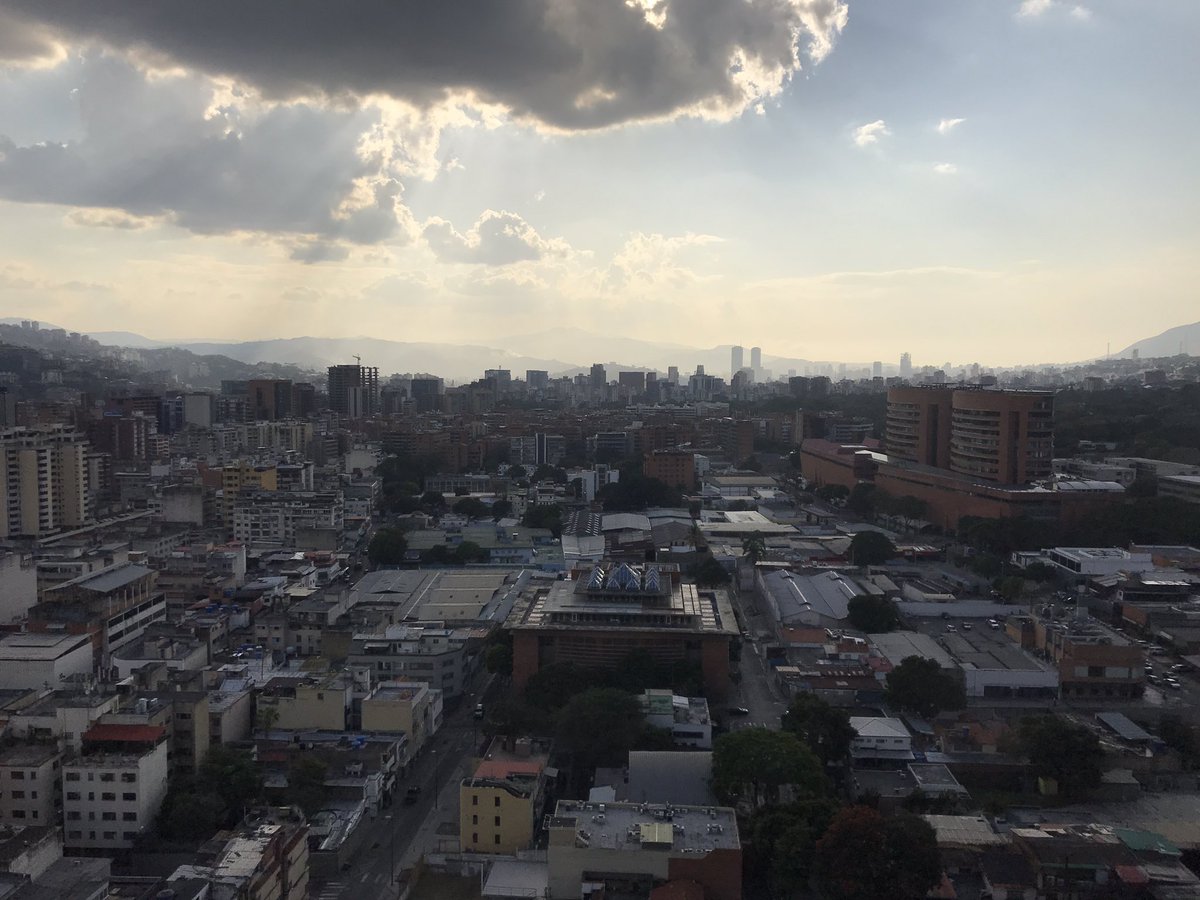 por_puesto's tweet photo. Acaban de cumplirse 48 horas de apagón nacional. 
Es el más duradero, extenso en territorio y grave de la historia reciente de Venezuela. Y no tiene visos de mejorar en las próximas horas. 
Caracas, por tercera noche consecutiva, está a punto de sumirse en la oscuridad. https://t.co/sJdRmrQlP9