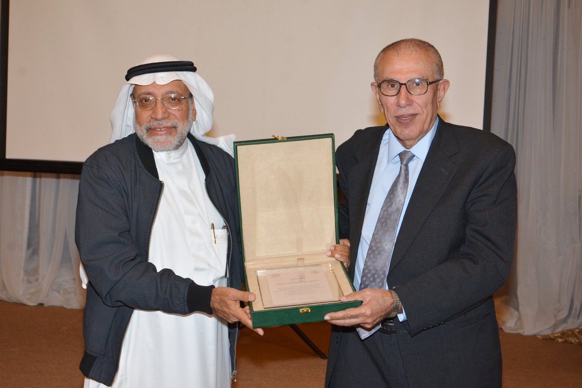 Talal_dhulaymi's tweet photo. تكريم الدكتور عبد اللطيف قحوش أستاذ مادة الرياضيات بمدارس الثغر النموذجية سابقا، يتسلمه من الزميل محمد احمد فضل ، الاول على المملكةحينئذ، في احتفالية اليوبيل الذهبي لخريجي١٩٦٩ ، مساء ٢١فبراير ٢٠١٩. https://t.co/qLGMt0M4vE