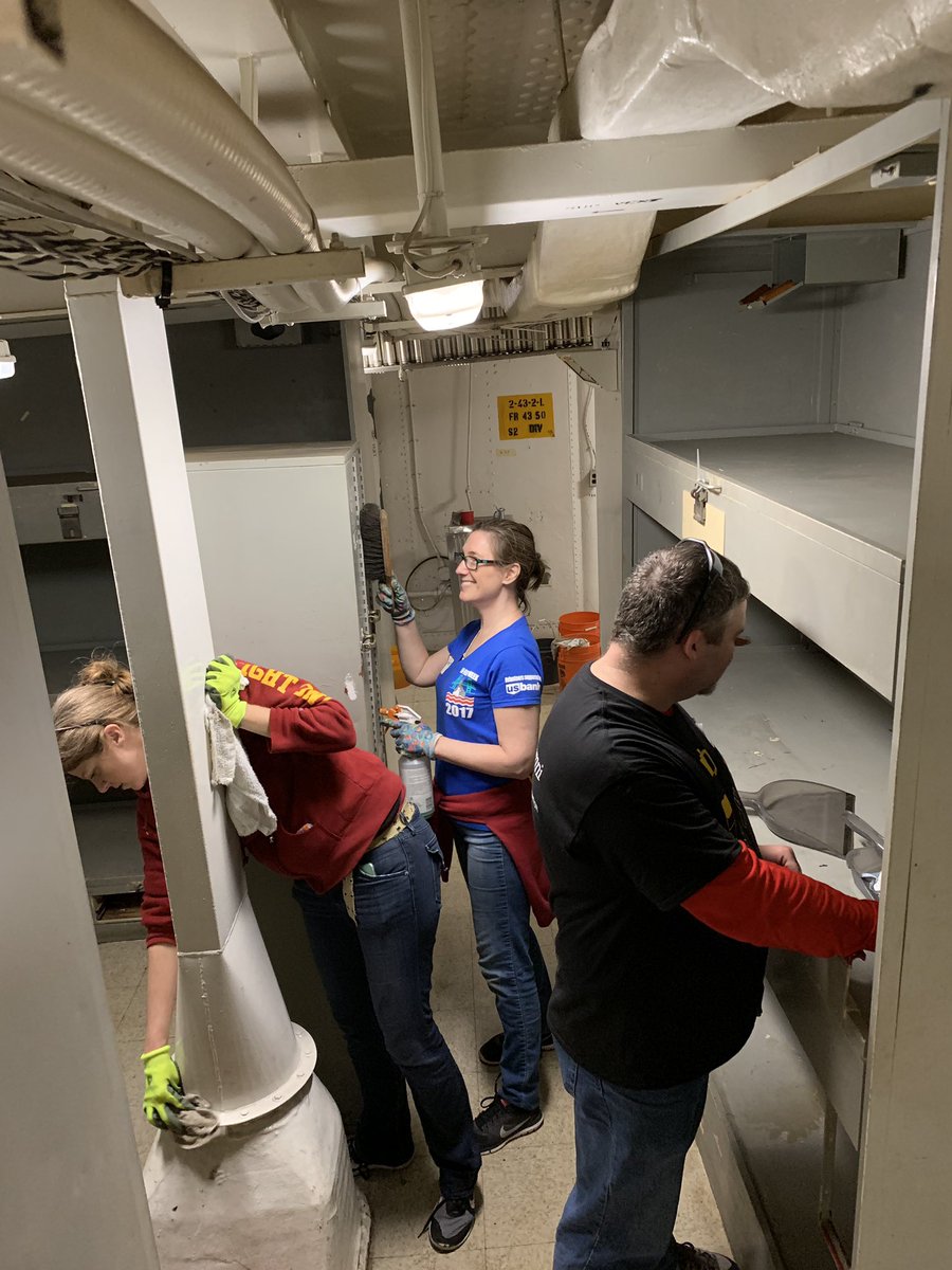 USCAlumni's tweet image. It was all hands on deck for today’s #SCervice project aboard the USS IOWA! Thanks to @USCSecondDecade and @USCMarshallAlum for hosting! #USCAlumni #FightOn