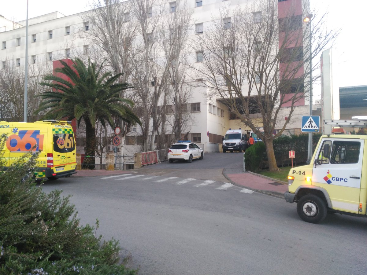 albgon1's tweet image. Todos sumamos, hoy colaboramos @061EPES por qué estamos por allí, en una transferencia de un paciente bariatrico asistido y trasladado por #DCCU @PoliciaLocalJrz @BomberosCbpc