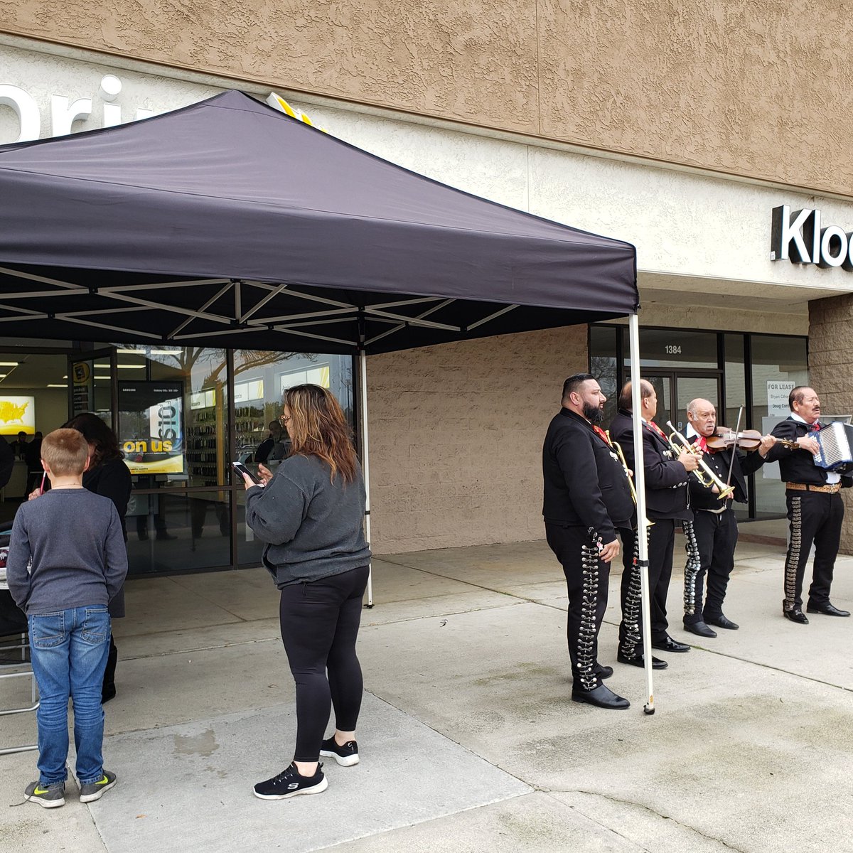 MercedSprint's tweet image. Bring the family to Sprint in Merced to enjoy the Mariachi, cupcakes and face painting. The weekend starts here. #SprintFamilySaturday