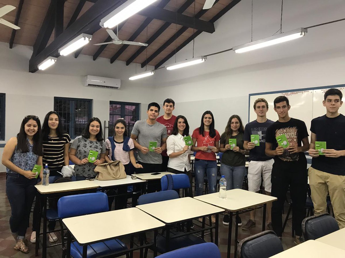 masvalesaberpy's tweet photo. El Club de Economía de la Universidad Católica "Nuestra Señora de la Asunción" apoyando a la Campaña #MasValeSaber

Ayer  viernes 8 de marzo, alumnos del CPI. #SaludFinanciera https://t.co/ATTz1ZgYnQ