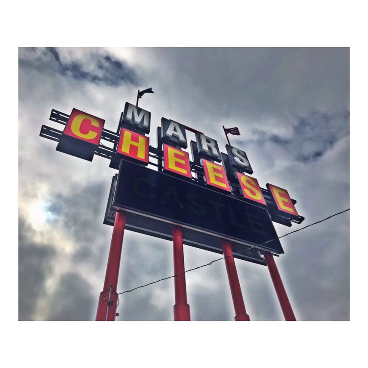 TheCathyV's tweet photo. A castle fit for me. 🧀🏰#marscheesecastle #cheesecastle #cheddar #cheese #wisconsin #kenosha #thebadgerstate #wisco #thedairystate @MarsCheeseCstle https://t.co/jUHJv5DzPp