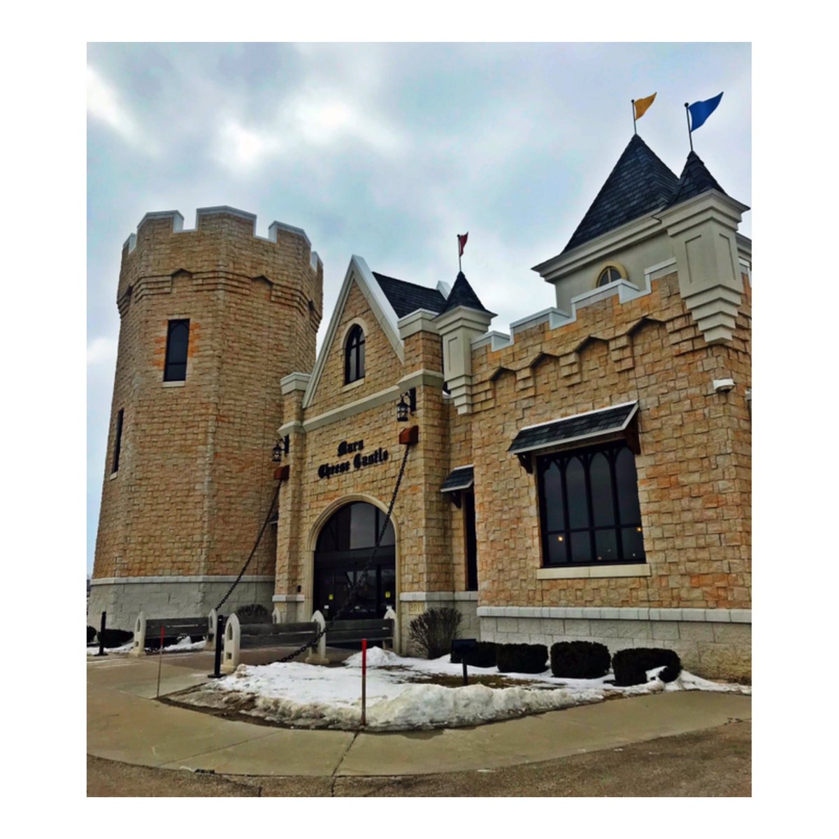 TheCathyV's tweet photo. A castle fit for me. 🧀🏰#marscheesecastle #cheesecastle #cheddar #cheese #wisconsin #kenosha #thebadgerstate #wisco #thedairystate @MarsCheeseCstle https://t.co/jUHJv5DzPp